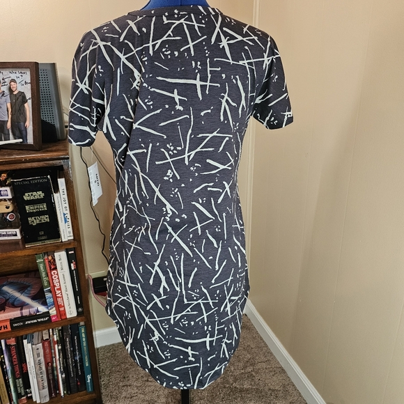 LuLaRoe Mitzi Small Black and White Geometric Tunic Top with Pockets - Picture 2 of 7